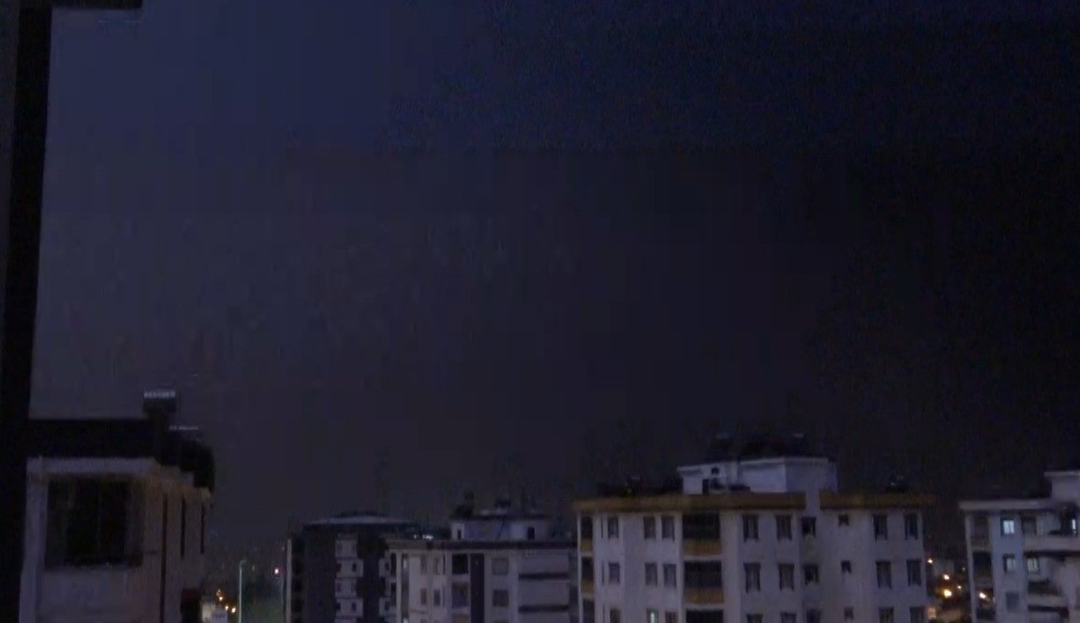 Adana Kozan\'da sağanakta çatıya çıkan muhabirlerin kamerasına yıldırım düşme anı yansıdı