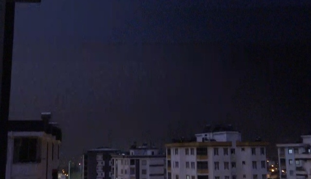 Adana Kozan'da sağanakta çatıya çıkan muhabirlerin kamerasına yıldırım düşme anı yansıdı