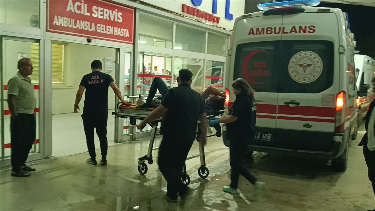 Adana Kozan\'da sulama kanalına düşen araçtaki 2 yaralı hastaneye kaldırıldı
