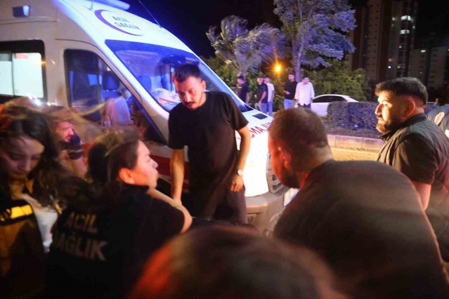 Adana Kozan'da yağışta sulama kanalına düşen otomobilde sıkışan 2 kişi yaralandı