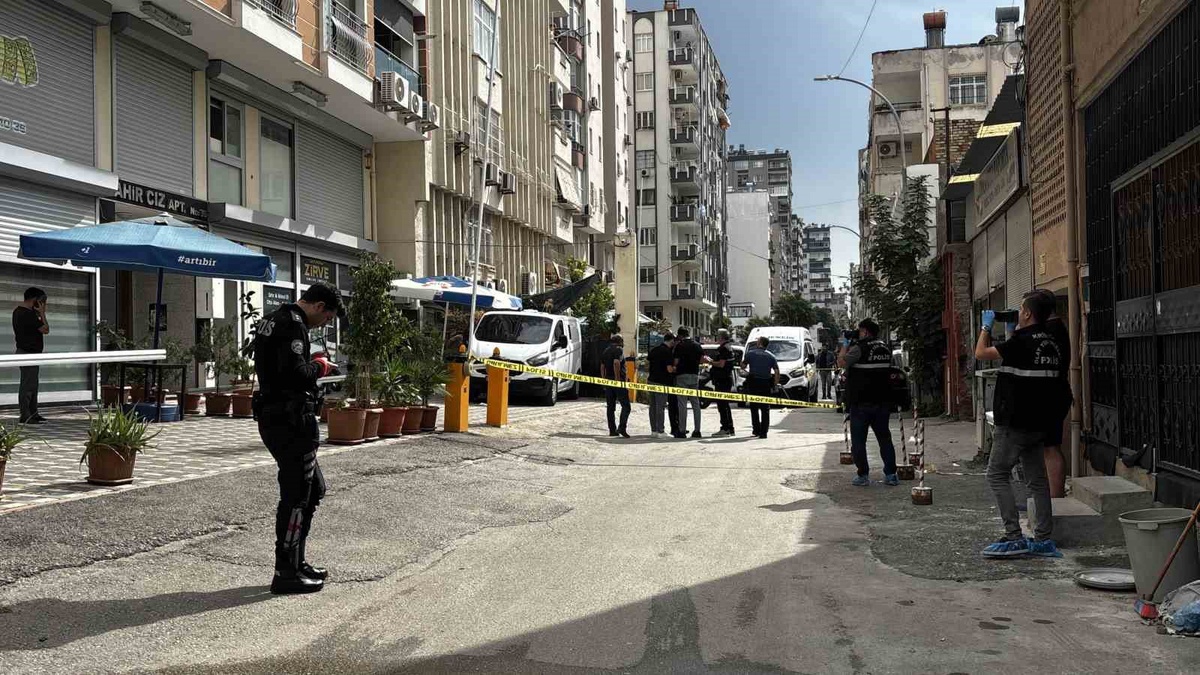 Adana Seyhan\'da iş yeri önünde 2 kişiye silahlı saldırıda 1 kişi öldü, 1 kişi yaralandı