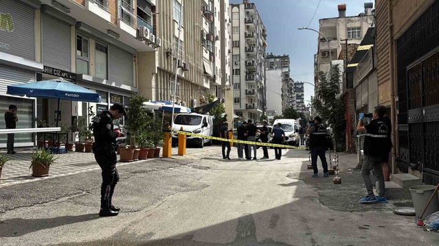 Adana Seyhan'da iş yeri önünde 2 kişiye silahlı saldırıda 1 kişi öldü, 1 kişi yaralandı