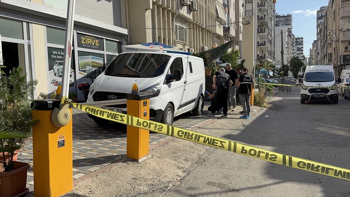 Adana Seyhan\'da iş yeri önünde açılan ateşte esnaf öldü, yanındaki kişi yaralandı