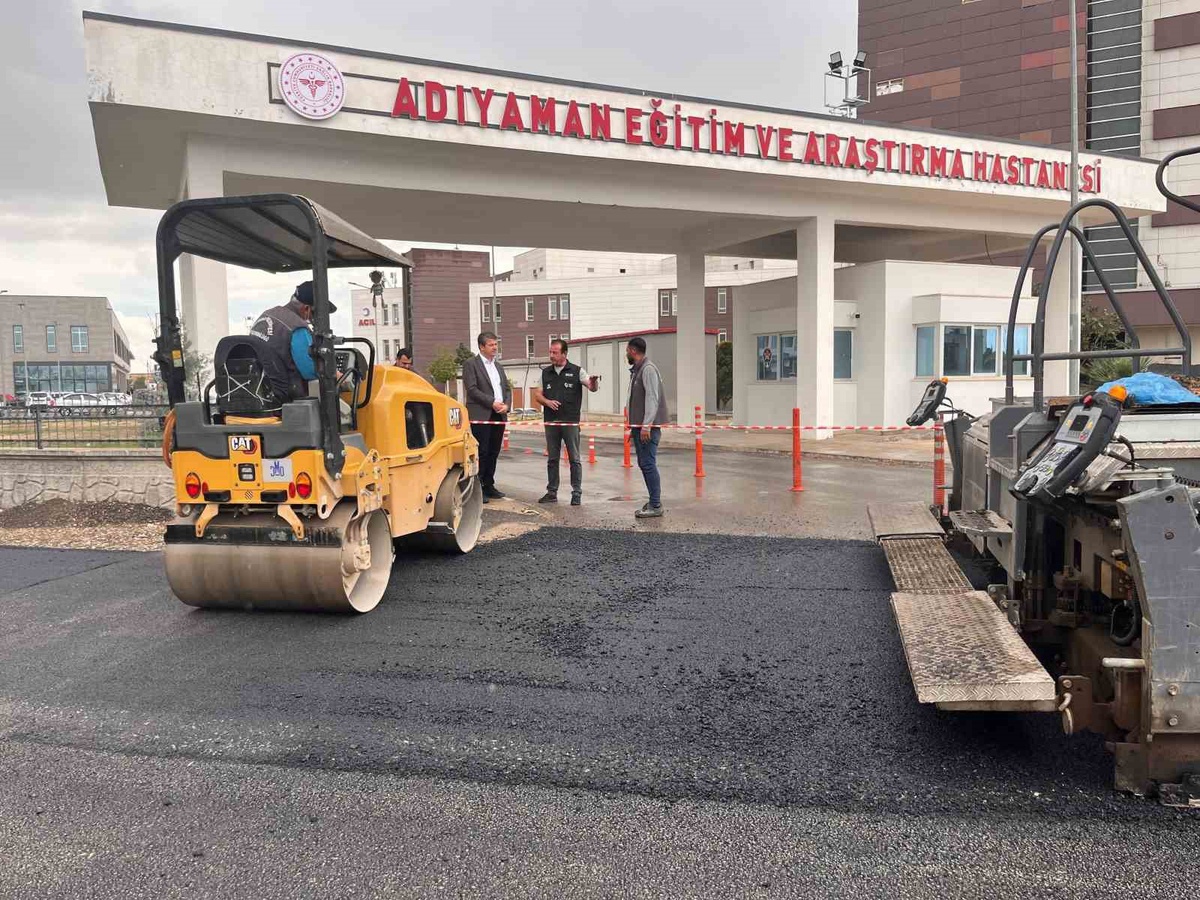 Adıyaman Belediyesi hastaneler bölgesinde sıcak asfalt serimini hafta sonu bitirecek