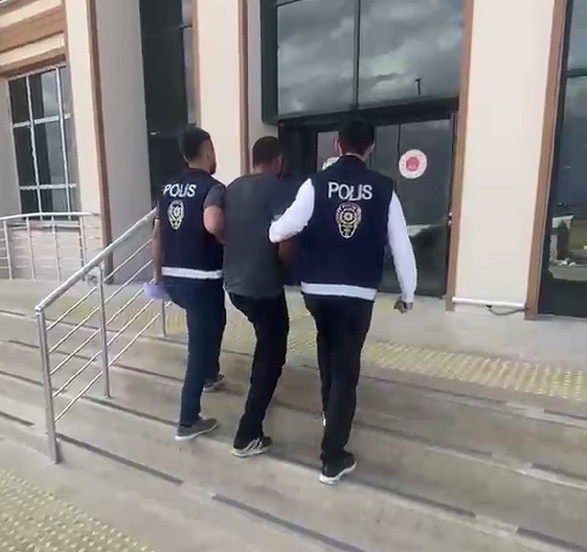 Adıyaman Besni\'de ağabeyinin kimliğiyle 15 yıl 4 ay hapisle aranan firari yakalandı