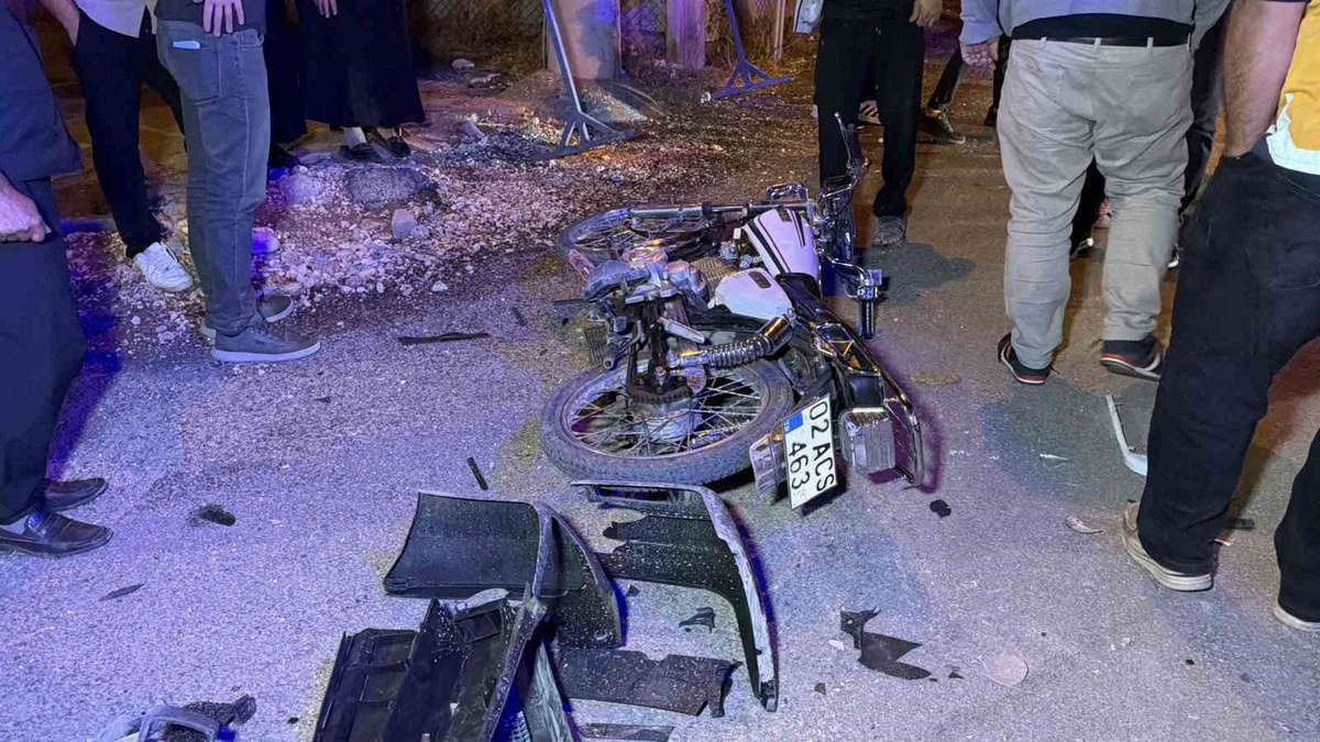 Adıyaman\'da iki motosikletin çarpıştığı kazada yaralanan 2 kişi hastaneye kaldırıldı