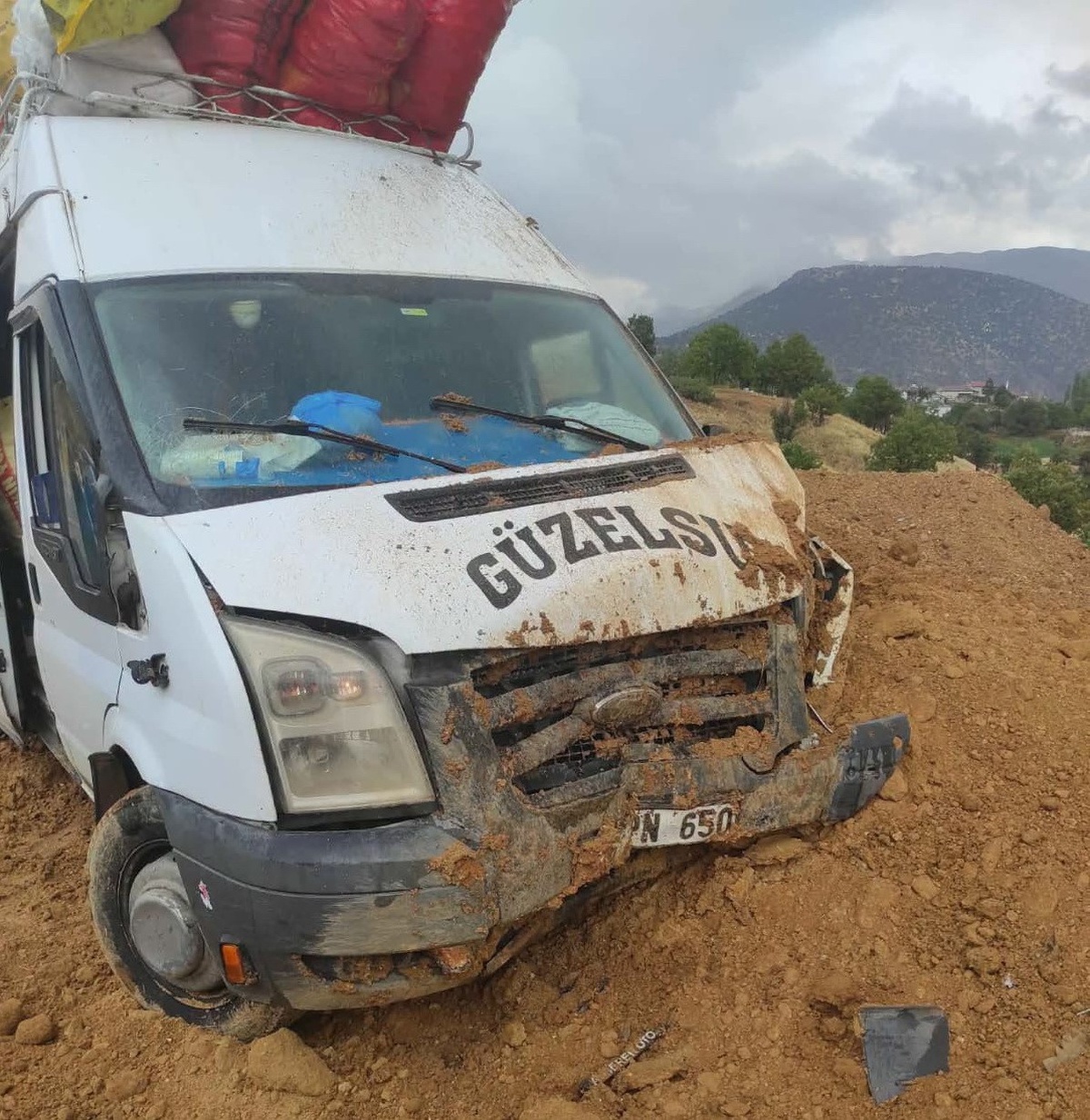 Adıyaman Gerger\'de şarampole giren minibüste sürücü ve bazı yolcular kurtuldular