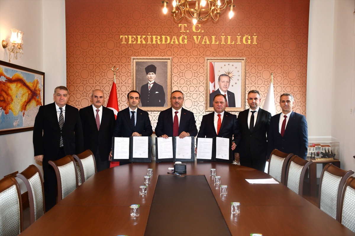 Adnan Sungur Tekirdağ\'a 2 ambulans ve aşı nakil aracı bağışladı