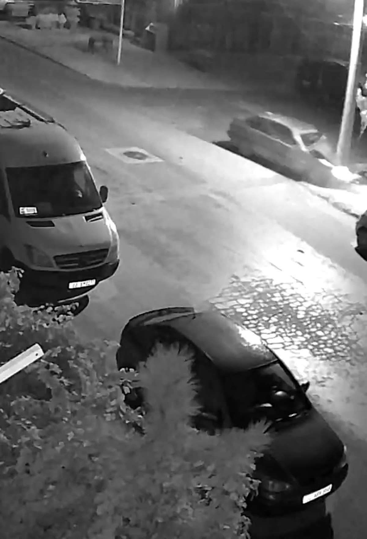 Afyonkarahisar Bolvadin\'de kontrolden çıkan otomobil direğe çarptı, sürücü yaralandı