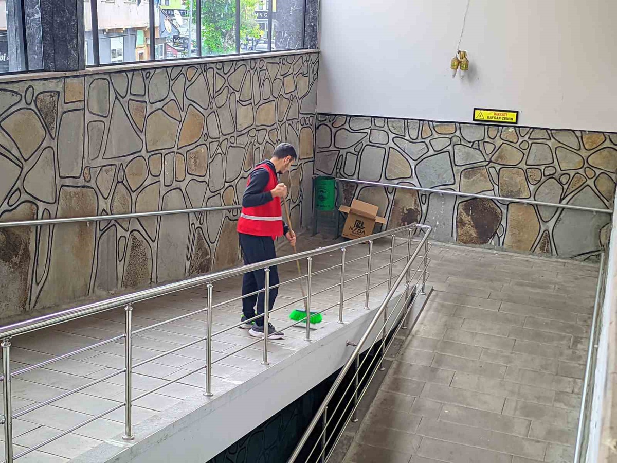 Ağrı\'da Kızılay gönüllüleri Merkez Camii\'nde öğle namazına kadar temizlik yaptı