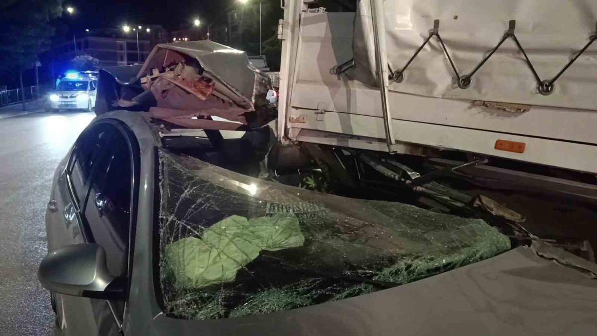 Amasya\'da otomobil kamyonete arkadan çarparak hurdaya döndü, sürücü yaralandı