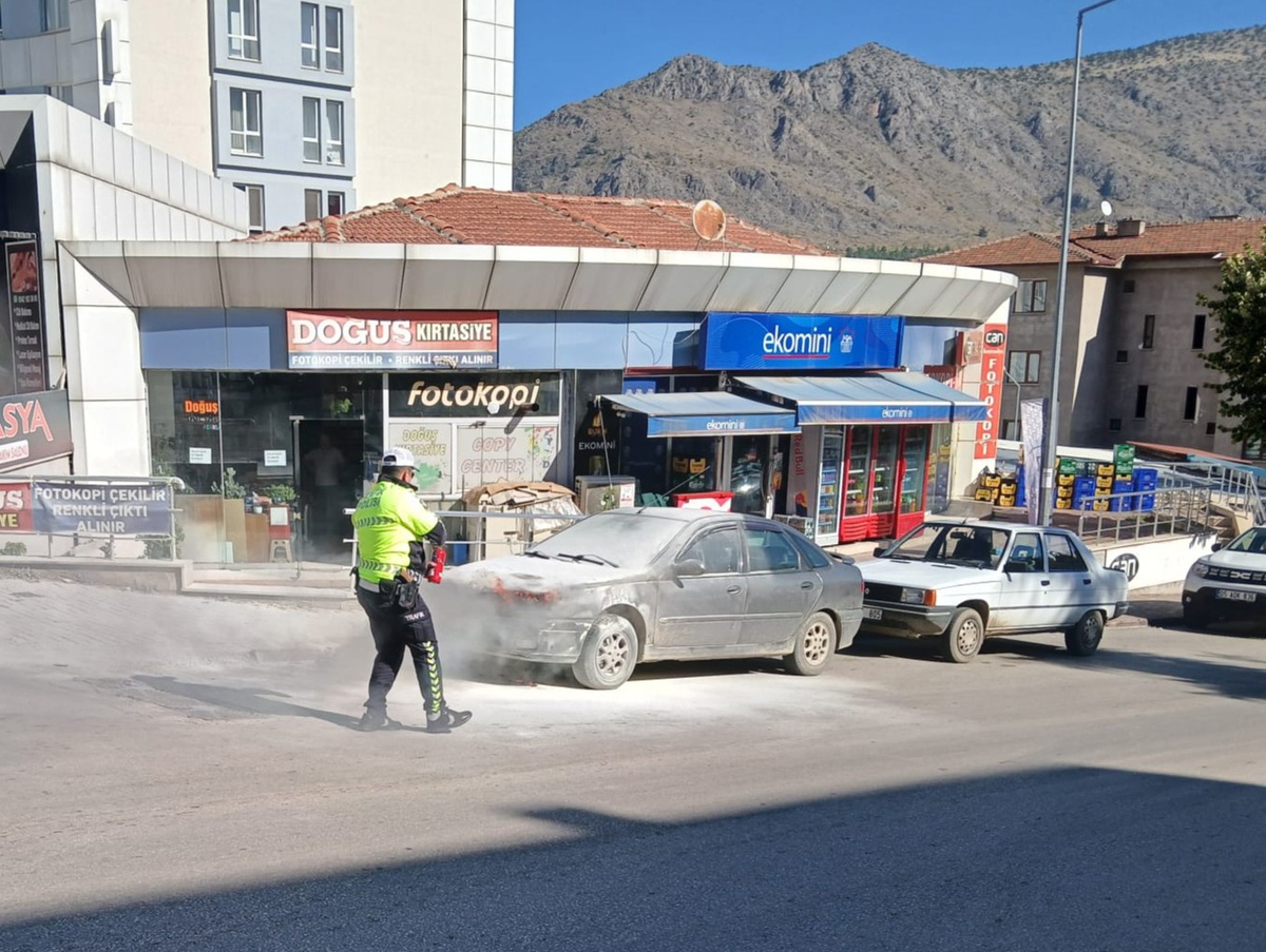 KPSS\'ye giren gencin otomobili sınav sırasında alev aldı! Trafik polisleri tüple yetişti