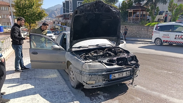 Amasya'da sınav sürerken park halindeki araç yandı: Alevlere trafik polisleri müdahale etti