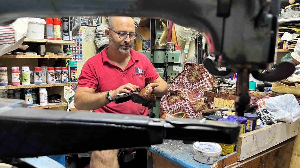 Alanya\'da 28 yıllık ayakkabı ustası, 18 metrekarelik dükkanda çırak bulamıyor