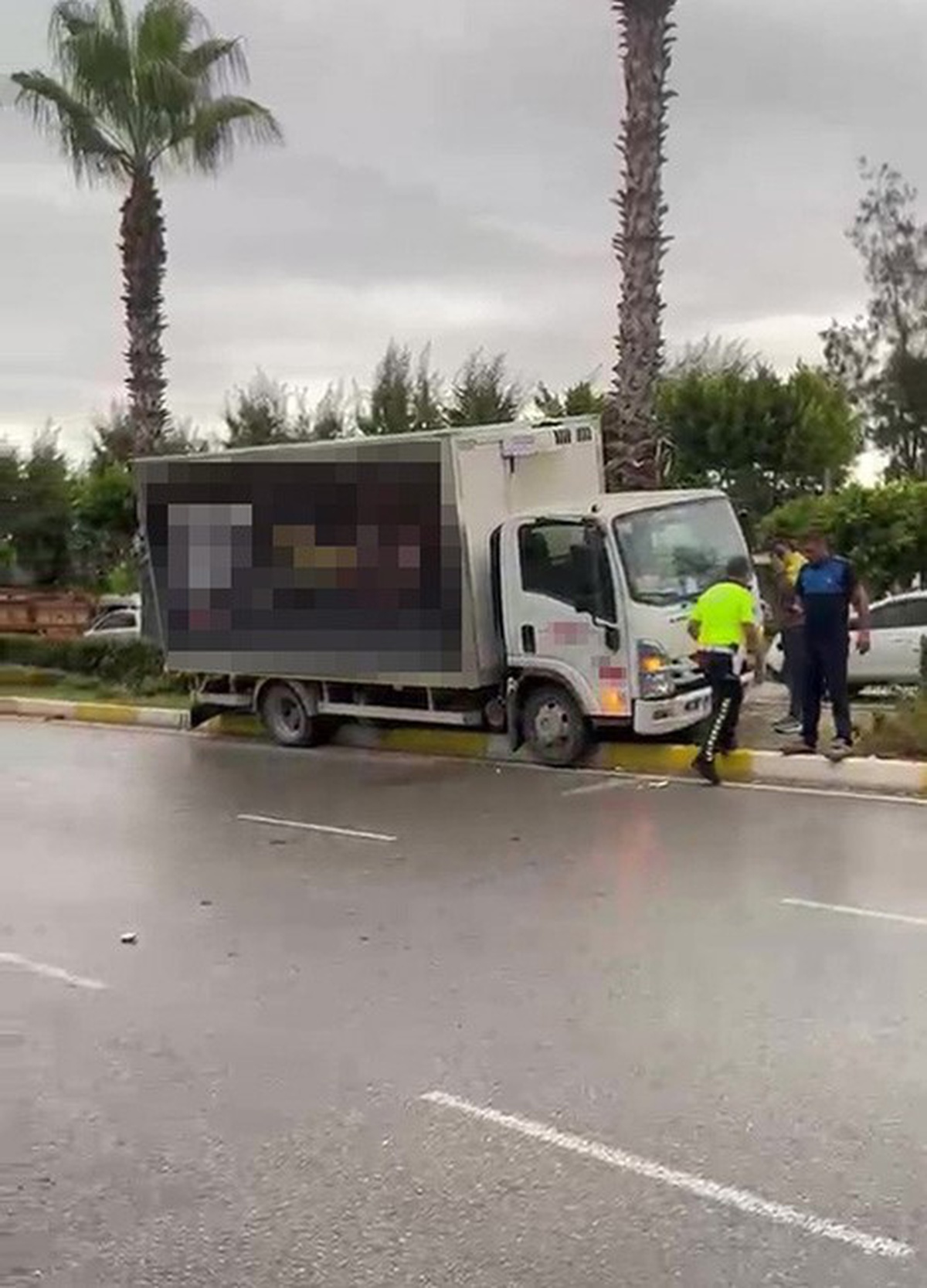 Antalya Manavgat\'ta kamyonet sürücüsü fenalaşıp refüje çıktı, yaralandı
