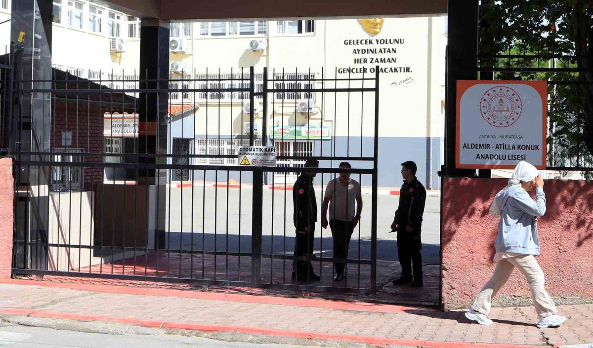 Antalya Muratpaşa\'da KPSS sınavındaki okulda kilitli kalan vatandaşı itfaiye kurtardı
