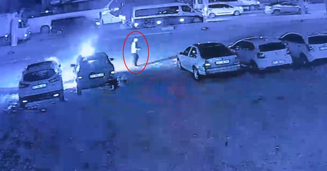 Antalya Serik'te oto galeri önünde 6 otomobil kundaklandı, şüpheli polise teslim oldu