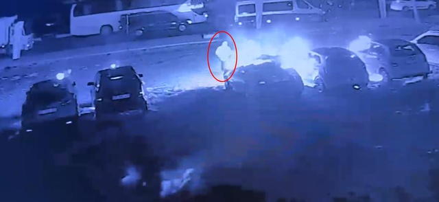 Antalya Serik'te oto galeri önünde 6 otomobil kundaklandı, şüpheli polise teslim oldu