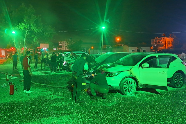 Antalya Serik'te oto galeri önünde 6 otomobil kundaklandı, şüpheli polise teslim oldu