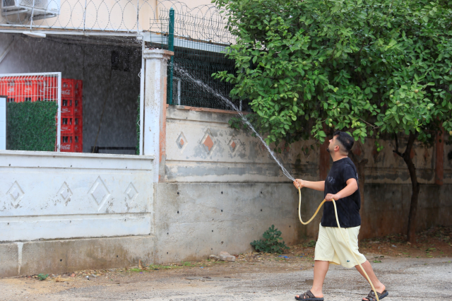Antalya'da 5 katlı apartmanın üst katı yandı, kadın şüpheli polise götürüldü