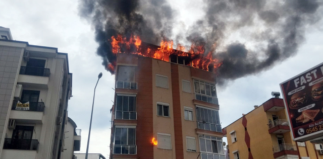 Antalya'da 5 katlı apartmanın üst katı yandı, kadın şüpheli polise götürüldü