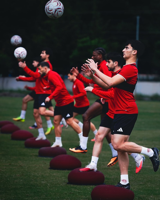 Antalyaspor, Boluspor deplasmanı hazırlıklarına Osman Özköylü yönetiminde başladı