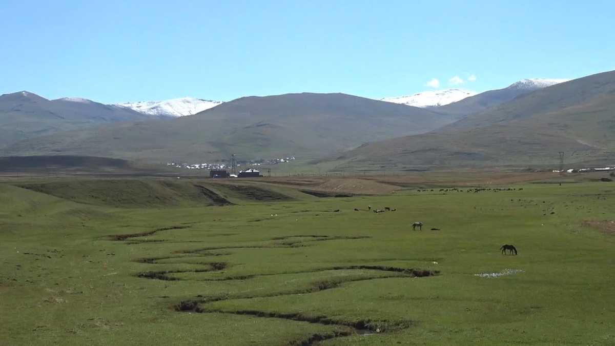 Ardahan\'da yükseklere kar düştü, 3 bin rakımlı Cin Dağı ile Kısır Dağı beyazladı