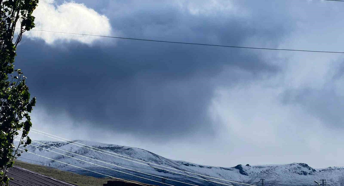 Ardahan\'da yüksek kesimlere mevsimin ilk karı düştü, Kısır Dağı beyaza büründü