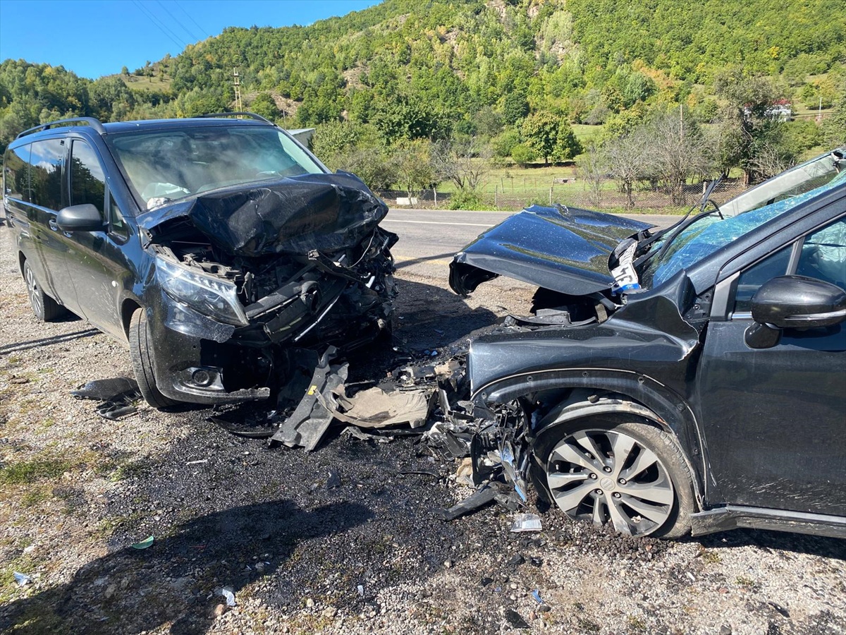 Ardahan\'da hafif ticari araç ile otomobil çarpıştı, 5 yaralı hastaneye kaldırıldı