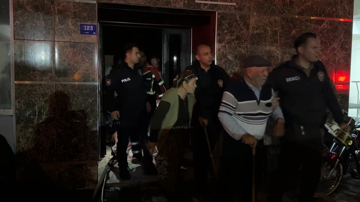 Aydın Efeler\'de apartman yangınında mahsur kalanlar tahliye edildi, 5 kişi etkilendi