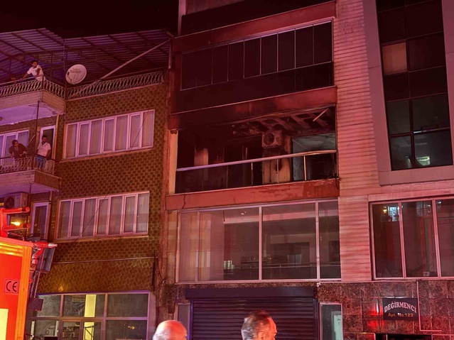 Aydın Efeler'de yangında 5 kişi dumandan etkilendi, mahsur kalanlar kurtarıldı