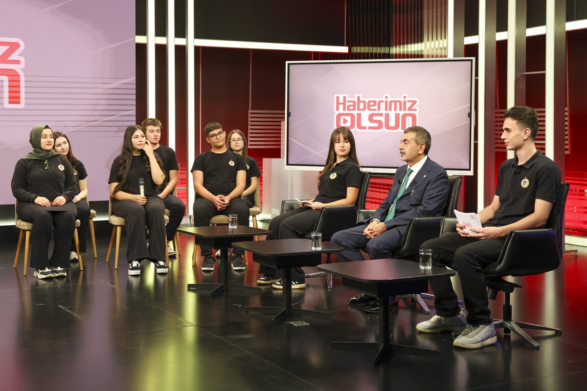 MEB Bakanı Tekin, Haberimiz Olsun pilot okulu Demirören MTAL\'de öğrencilerle buluştu