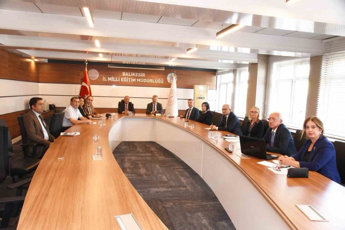 Milli Eğitim Müdürü Kal, Balıkesir\'de hayat boyu öğrenme toplantısına başkanlık etti