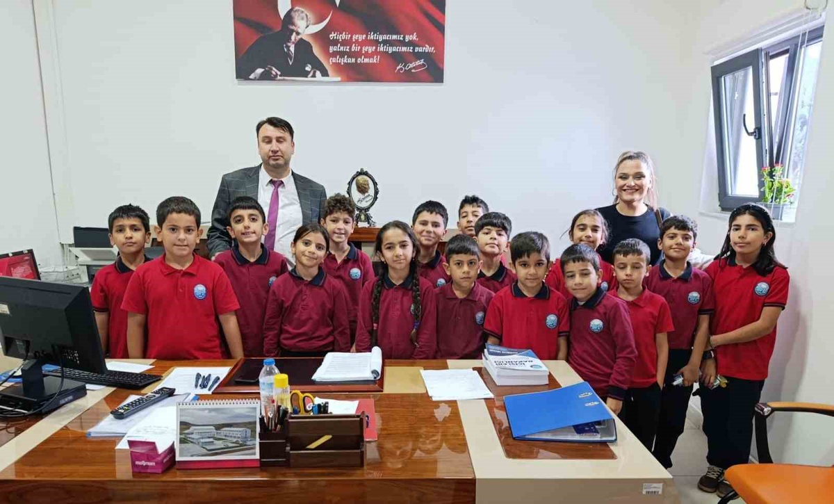 Bandırma Fatih İlkokulu öğrencileri müdürlükleri gezdi, Lego polis arabası hediye etti
