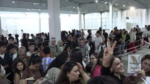 Başak Demirtaş, Diyarbakır Kitap Fuarı'nda Selahattin'in kitaplarını imzaladı