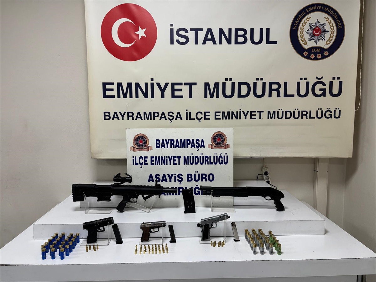 Bayrampaşa\'da eve düzenlenen operasyonda 5 ruhsatsız silah ele geçirildi