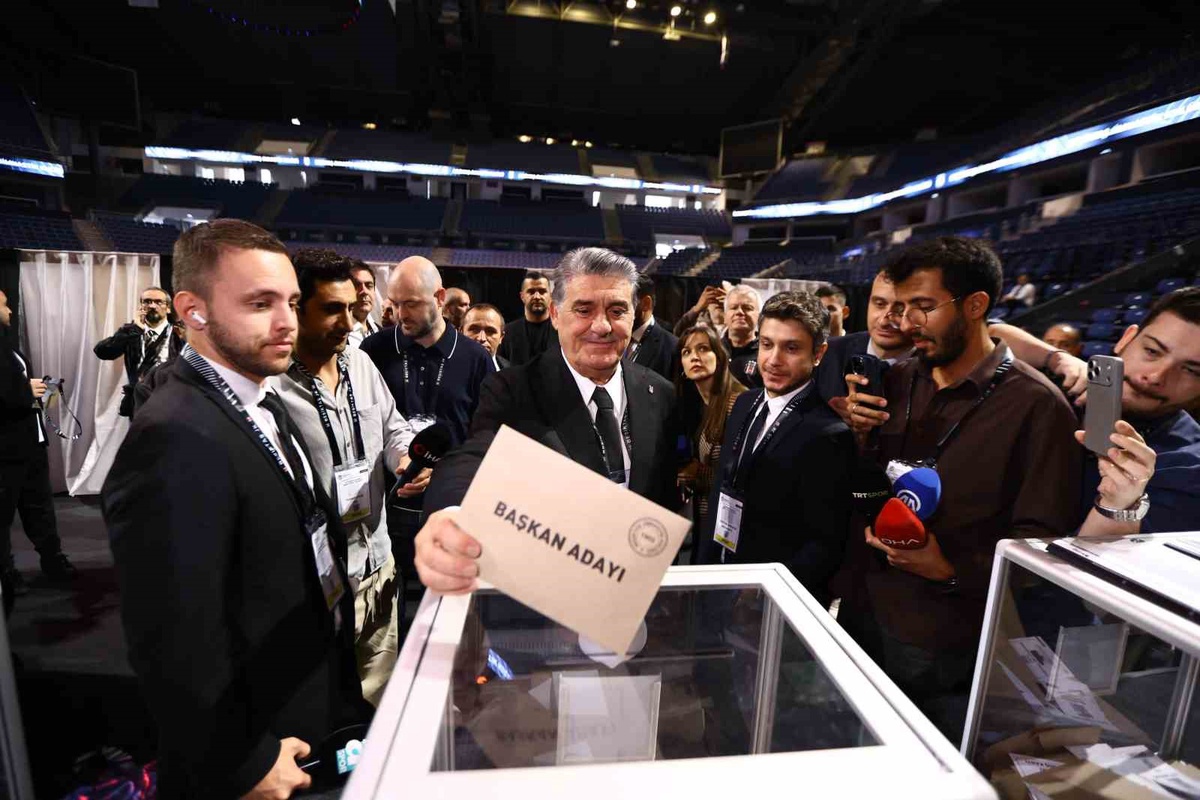 Beşiktaş\'ta olağanüstü seçimli genel kurul Sinan Erdem\'de, Başkan Adalı oy kullandı