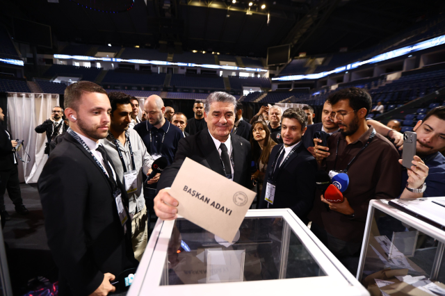 Beşiktaş'ta Serdal Adalı yeniden başkanlığa seçildi