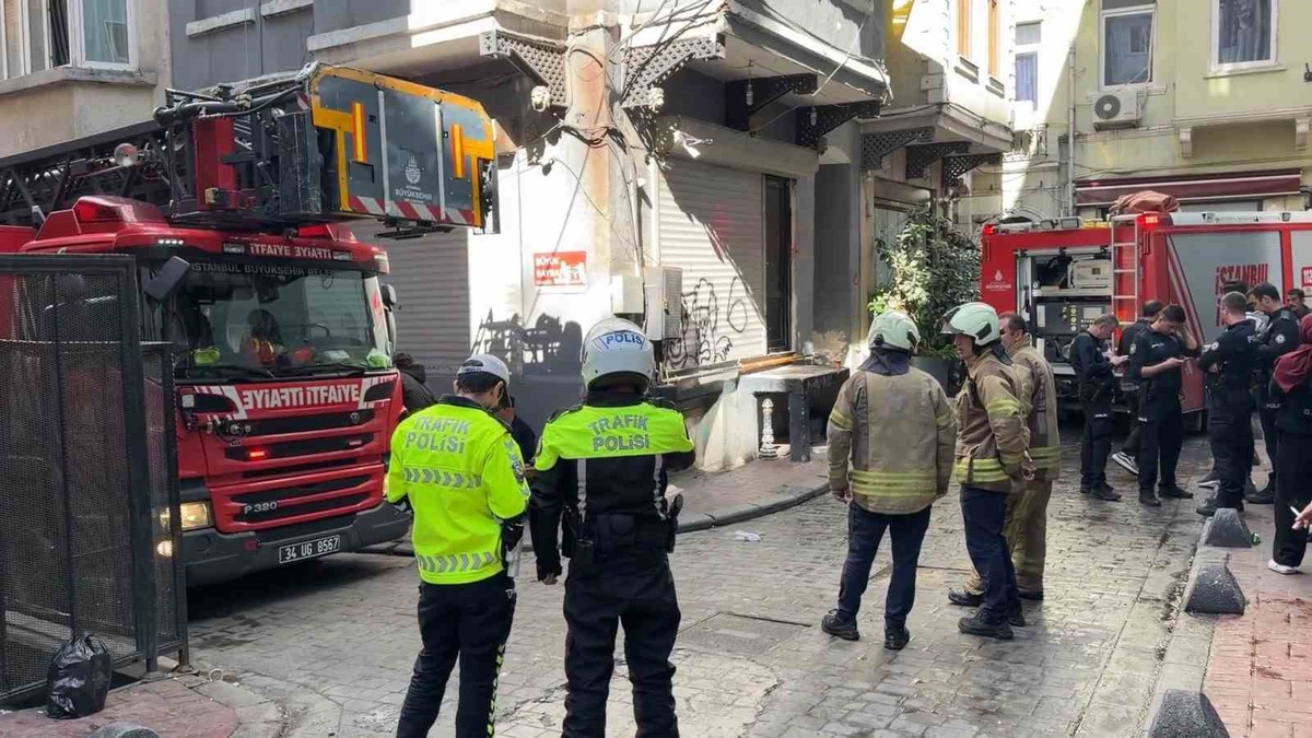 Beyoğlu\'nda boş binadaki yangın söndürüldü, bir vatandaş dumandan etkilendi