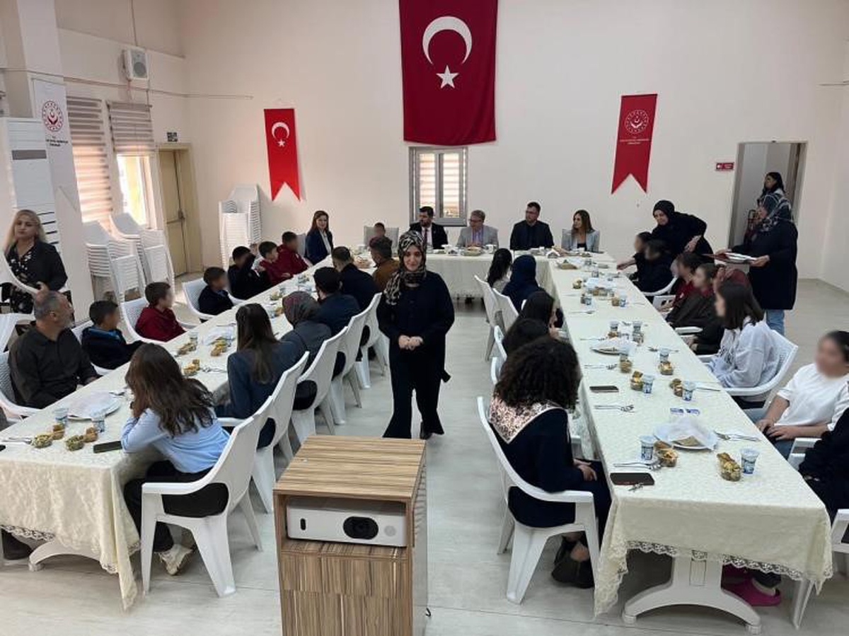 Bozüyük Kaymakamı Helvacı, Çocuk Evleri Sitesinde çocuklarla aynı sofrada buluştu