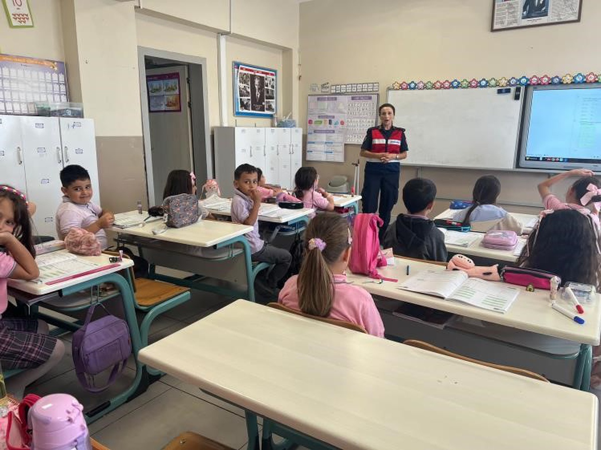 Bilecik\'te jandarma, Vezirhan İlkokulu ve Ortaokulu\'nda öğrencileri bilgilendirdi
