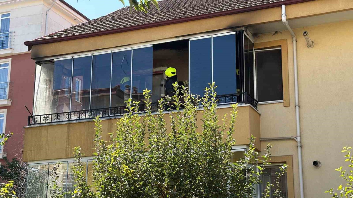 Bolu\'da 3 katlı binanın balkonundaki elektrik yangınını itfaiye kontrol altına aldı