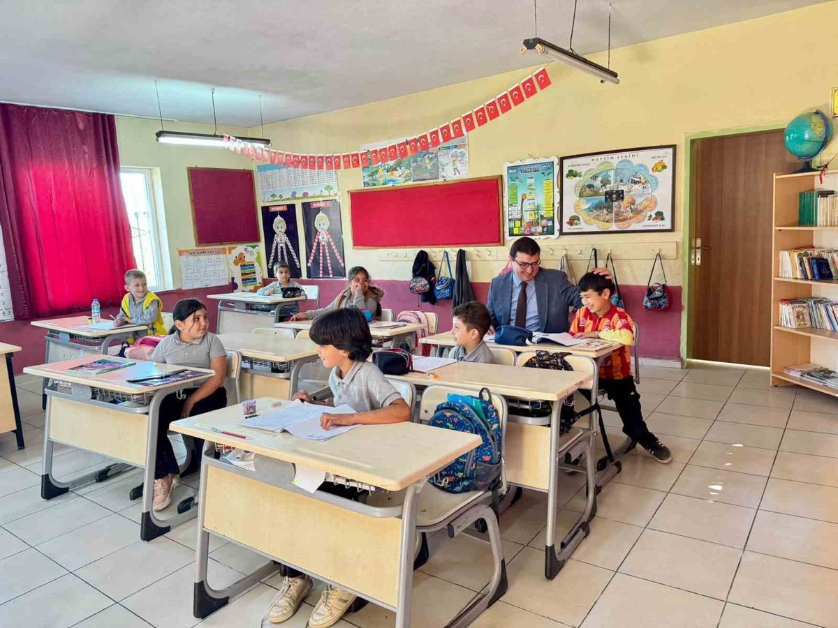 Aydın Bozdoğan\'da Kaymakam Sözen, Yaka İlkokulu ve Anaokulu\'nda öğrencilerle buluştu