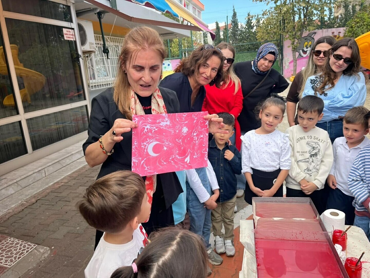 Buca\'da anaokulu öğrencileri aileleriyle ebru yapıp Türk bayrağı işledi
