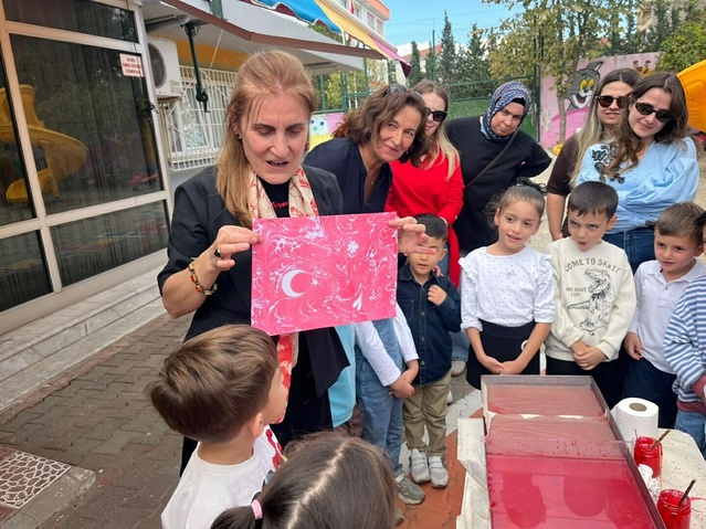 Buca'da anaokulu öğrencileri aileleriyle ebru yapıp Türk bayrağı işledi