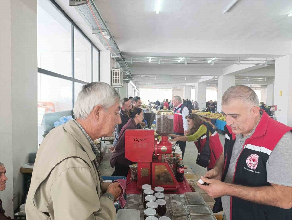 Buharkent\'te pazar yerlerindeki gıda ürünleri kontrol edildi, denetimler sürecek