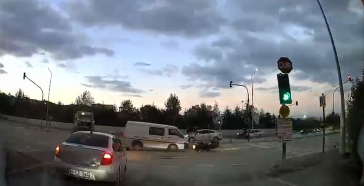 Bursa Osmangazi\'de kırmızı ışıkta geçen kamyonet hastane çıkışında motosiklete çarptı