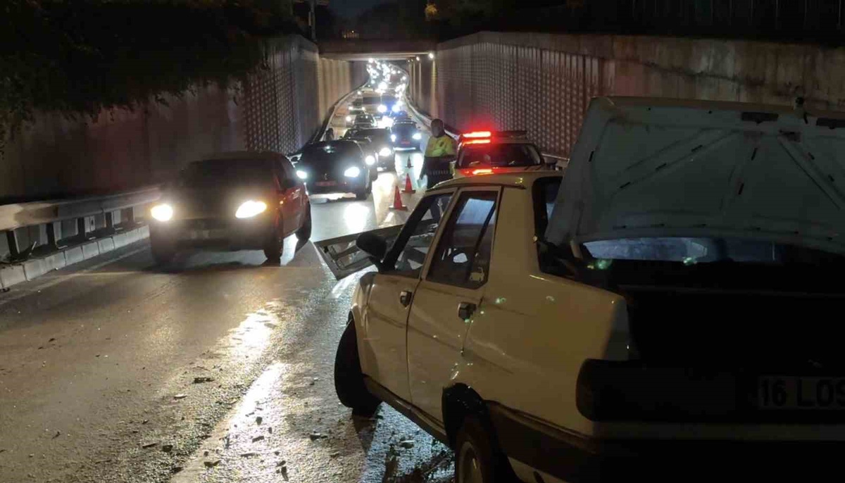 Bursa\'da 11 Eylül Bulvarı\'nda bariyerlere çarpan araçta 2 kişi yaralandı