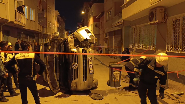 Bursa İnegöl'de 16 BYB 125 plakalı minibüs panoya çarparak devrildi, sürücü kaçtı