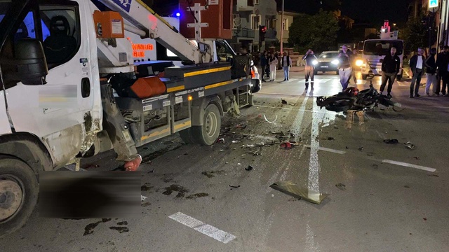 İnegöl'de feci kaza! <a class='keyword-sd' href='/motosiklet/' title='Motosiklet'>Motosiklet</a> vinçle çarpıştı, 21 yaşındaki sürücü öldü
